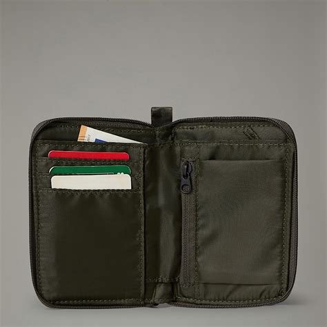 Base Camp Voyager Wallet .